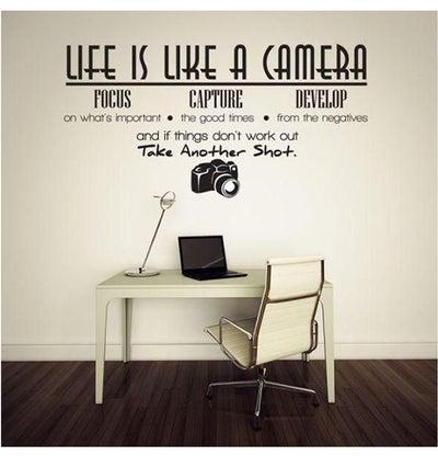 ملصق جداري لغرفة الجلوس وغرفة النوم بتصميم اقتباس بالإنجليزية "Life Is Like a Camera" أسود 25X70سم