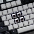 مفاتيح كيبورد العاب سي 2 ميكانيكية السلكية باضاءة خلفية بيضاء/ بني غاتيرون لاجهزة ماك، اغطية مفاتيح كيبورد مزدوجة النقر من مادة ABS بحجم كامل لكيبورد الكمبيوتر بسلك بمنفذ USB نوع C واللاب، 104 مفتاح