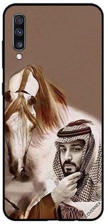 غطاء حماية واقٍ مزين بطبعة رسمة الأمير محمد بن سلمان أمام حصان لهاتف سامسونج جالاكسي A70 متعدد الألوان