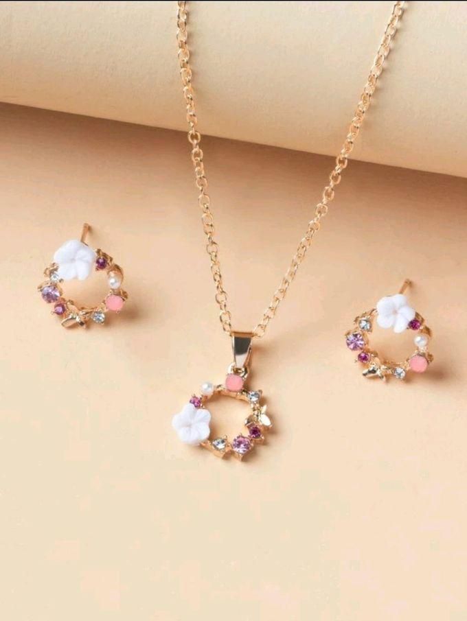 SHEIN 1pc Floral Decor Necklace & 1pair Stud Earrings-8062