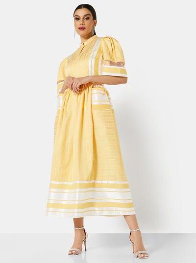 فستان متوسط الطول بأكمام منفوشة وبطانة من نفس خامة الفستان أصفر