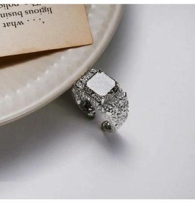Luxurious and elegant 925 sterling silver ring.