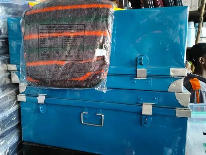 SCHOOL METAL BOXES AND A FREE BLANKET ;-VERY STRONG ,ANTI RUST AND THE COLOUR DOES NOT PEEL OUT ,THIS THE BOX THAT YOU ARE Blue NORMAL SCHOO SIZE