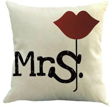 غطاء وسادة مطبوع بكلمة "Mrs." أبيض/أسود/أحمر 45سنتيمتر