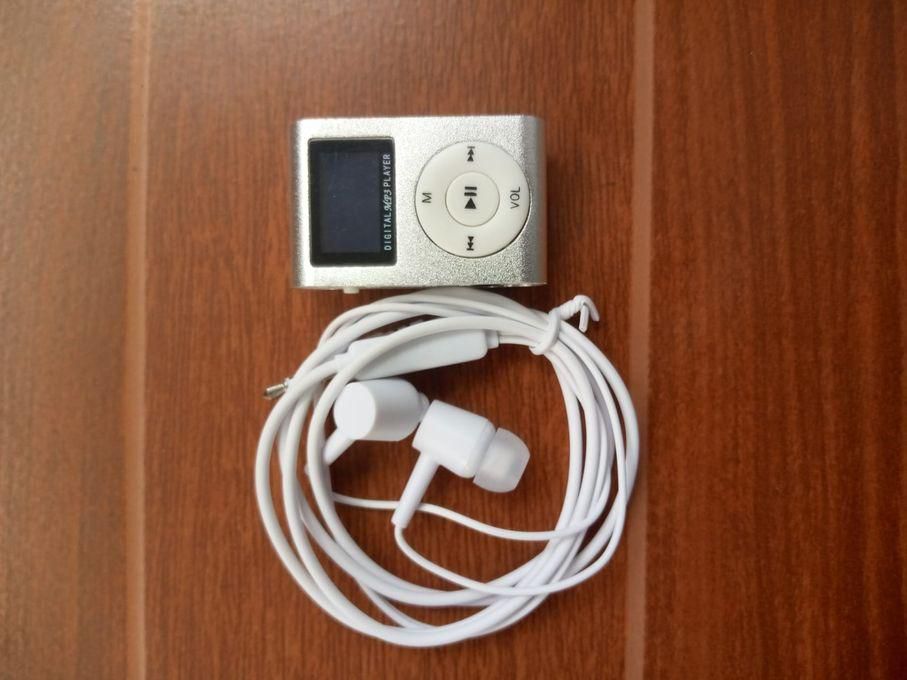 Digital MP3 Player With Free Earphones