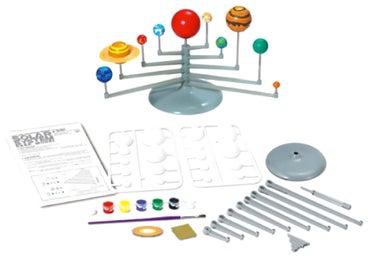 نموذج يمثل النظام الشمسي متعدد الألوان