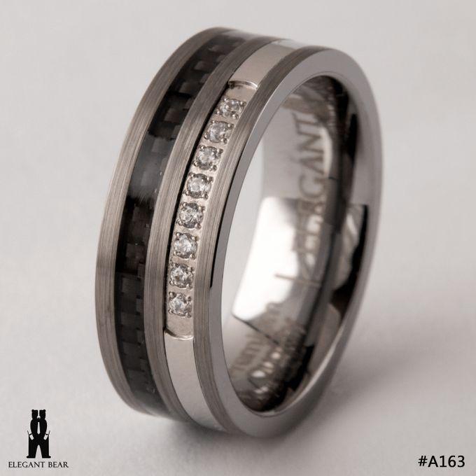 Elegant Bear Tungsten Engagement Ring Inlaid With Black Carbon Fiber And Studded With White Microzircon Lobes