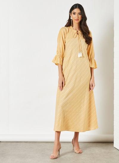 فستان متوسط الطول بتصميم مخطط وفتحة رقبة صغيرة أصفر