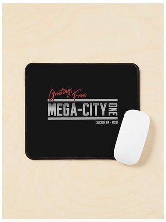 لوحة ماوس مطبوع عليها عبارة "Greetings From Mega City One" متعددة الألوان