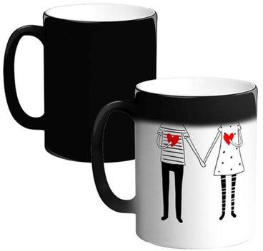 مج قهوة سحري من السيراميك بطبعة شخصين متحابين مع قلوب حمراء أبيض/ أسود 12أوقية
