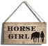 لافتة خشبية معلقة على شكل حرف «خيول» هدية مضحكة لمنزل المزرعة للفتيات، لافتة فنية جدارية لديكور المنزل مقاس 12 × 6 انش
