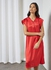 فستان نوم متوسط الطول من الساتان. أحمر