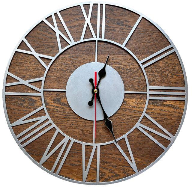 ساعة حائط معدنية بخلفية خشب شكل دائري لاتيني قطر 40 سم لون فضي
