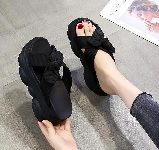 Shit feeling slippers for women to wear out in summer fashion 2022 summer new thick bottom muffin increased butterfly net red sandal