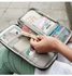 محفظة متعددة الجيوب تعمل كحاملة للوثائق وحقيبة سفر لحمل جواز السفر وبطاقة الهوية والائتمان والأموال النقدية - وردي