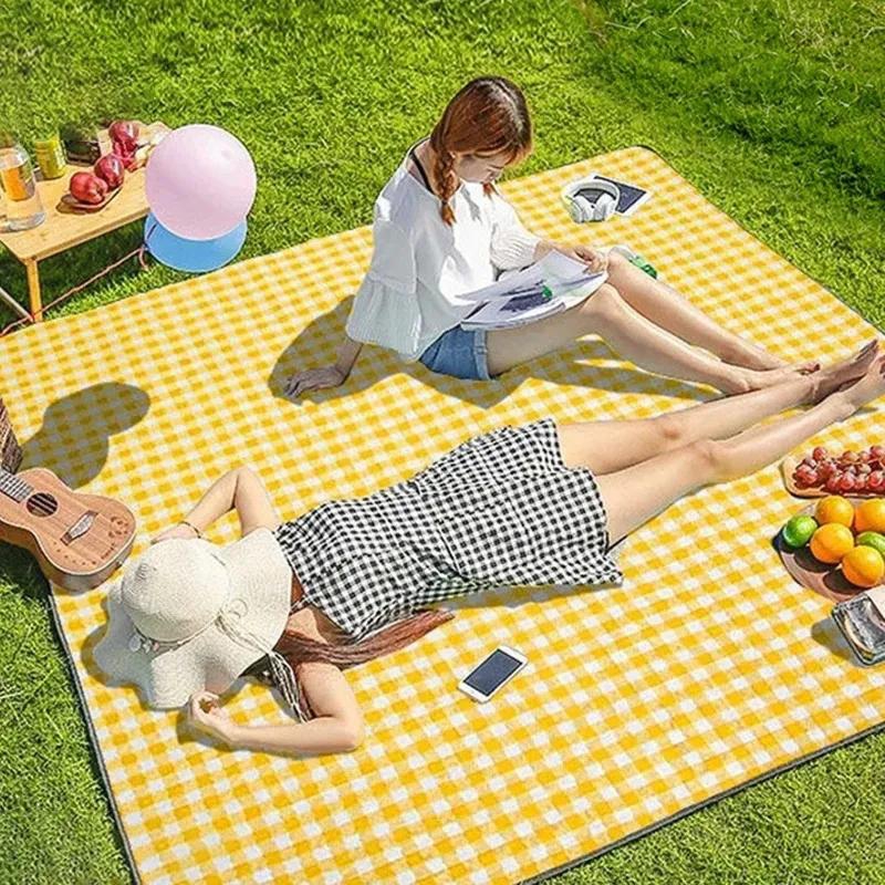 Portable Picnic mat Moisture-proof waterproof thickening Non-woven fabric outdoors camping picnic Spring outing Outing Foldable Picnic cloth