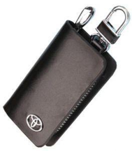ميدالية ومحفظة لمفتاح وريموت سيارات تويوتا Toyota - من جلد البقر - اللون أسود