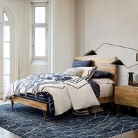 سرير بتصميم هندسي مرصع باللون النحاسي من تشكيلة رور آند رابيت™
