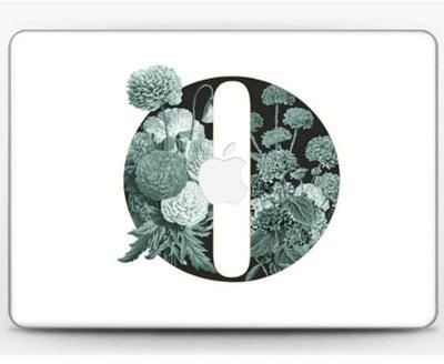 غطاء لاصق بنقشة زهور وحرف O لجهاز ماك بوك برو ريتينا 13 (2015) متعدد الألوان