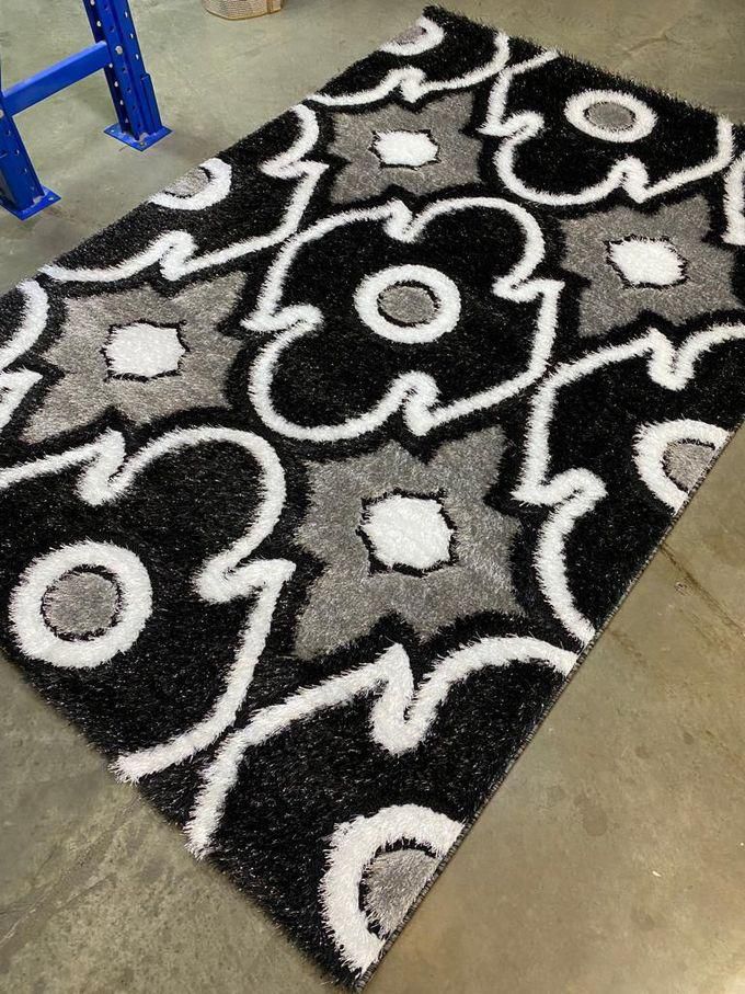 Black And White Turkish Shaggy Centre Rug.