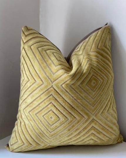 Yellow Pattern on Blend Pillow - Polyester \/ 41 x 41 cm