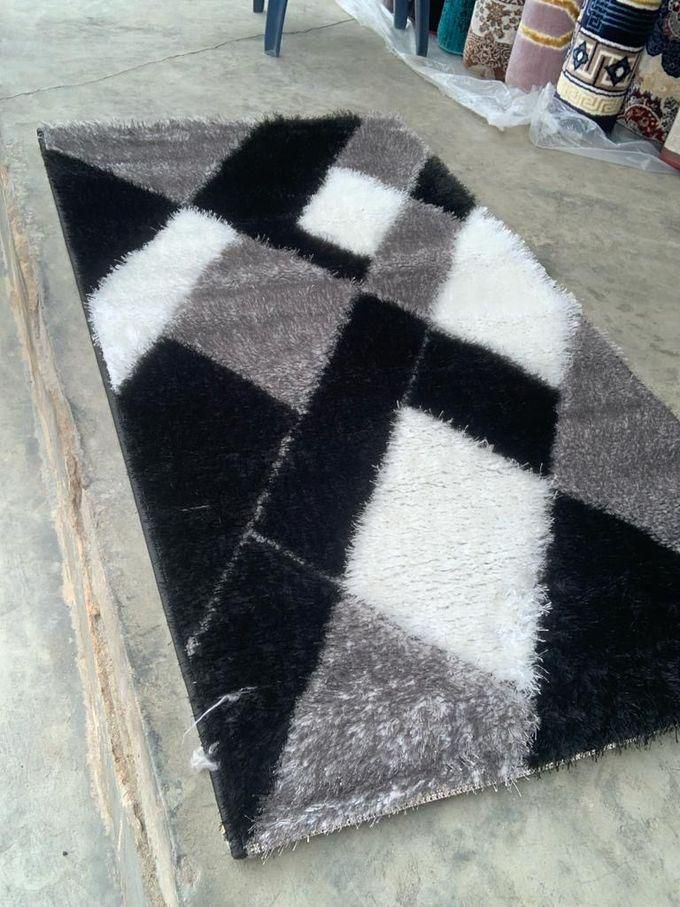 Black And White Turkish Shaggy Centre Rug.