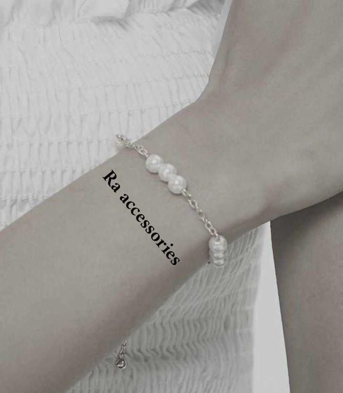 RA accessories Women's Elegant Bracelet Of Silvery Chain & Off-White Pearls