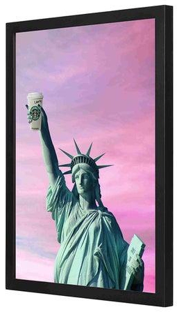 لوحة فنية بتصميم يمثل تمثال الحرية ممسكاً بكوب مشروب اللاتيه بإطار خشبي أسود/ أبيض 33x43سنتيمتر