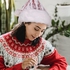 قبعة سانتا بتصميم فاخر من قطيفة ابيض مزينة بحرير احمر مع بطانة ناعمة من سيتي ايتوال، مناسبة للرجال والنساء