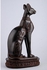 تمثال كبير فريد من نوعه على شكل قطة سوداء مع جعران على صدرها، رموز نقوش هيروغليفية حول القاعدة، صنع في مصر