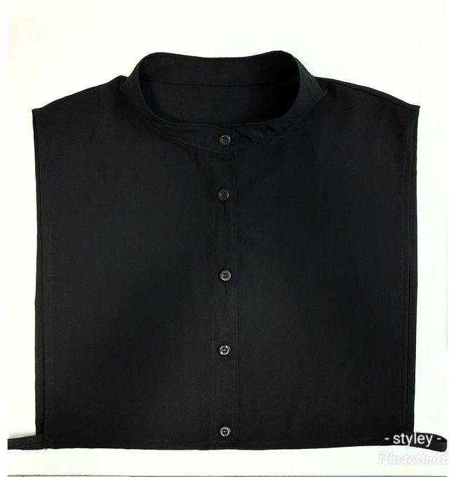 Styley ياقة قميص لون أسود تلبس تحت البلوزة ذات الياقة الواسعة لتغطية الرقبة بشكل أنيق ومريح