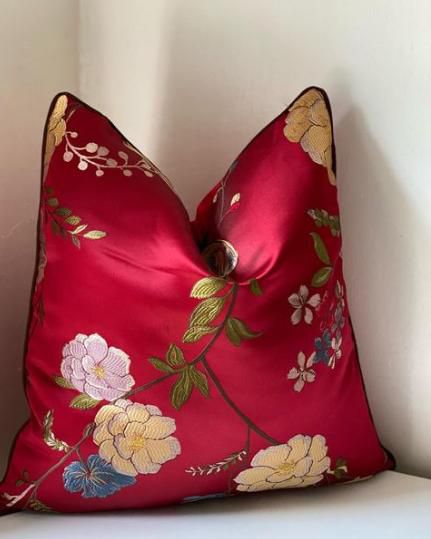 Red Flower Pattern on Blend Pillow - Polyester \/ 41 x 41 cm