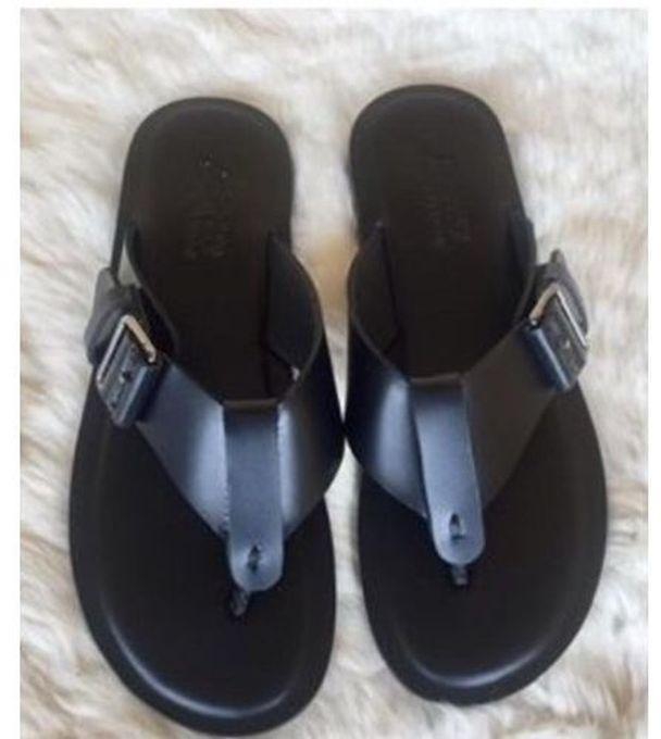 T-Shaped Unique Palm Slippers With Buckle - Black