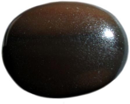 حجر عقيق يماني جزع أسود غامق اللون بيضاوي الشكل بوزن 10.5 قيراط