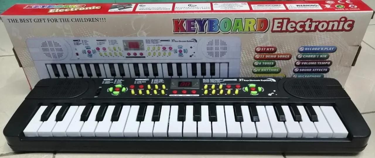 generic high quality 37 keys electronic keyboard with a microphone and a charging cable, toys, musical instruments
