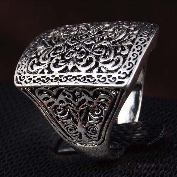 خاتم مطلي بالفضة مزين بالزخرفة الإسلامية