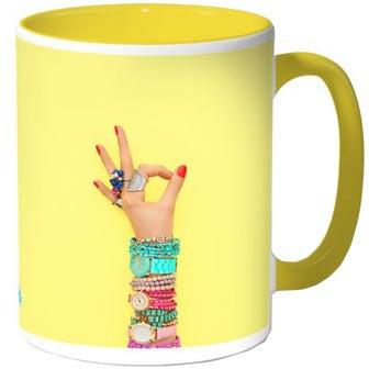 مج قهوة مطبوع بصورة إكسسورات تزين يد امرأة أصفر 11أوقية