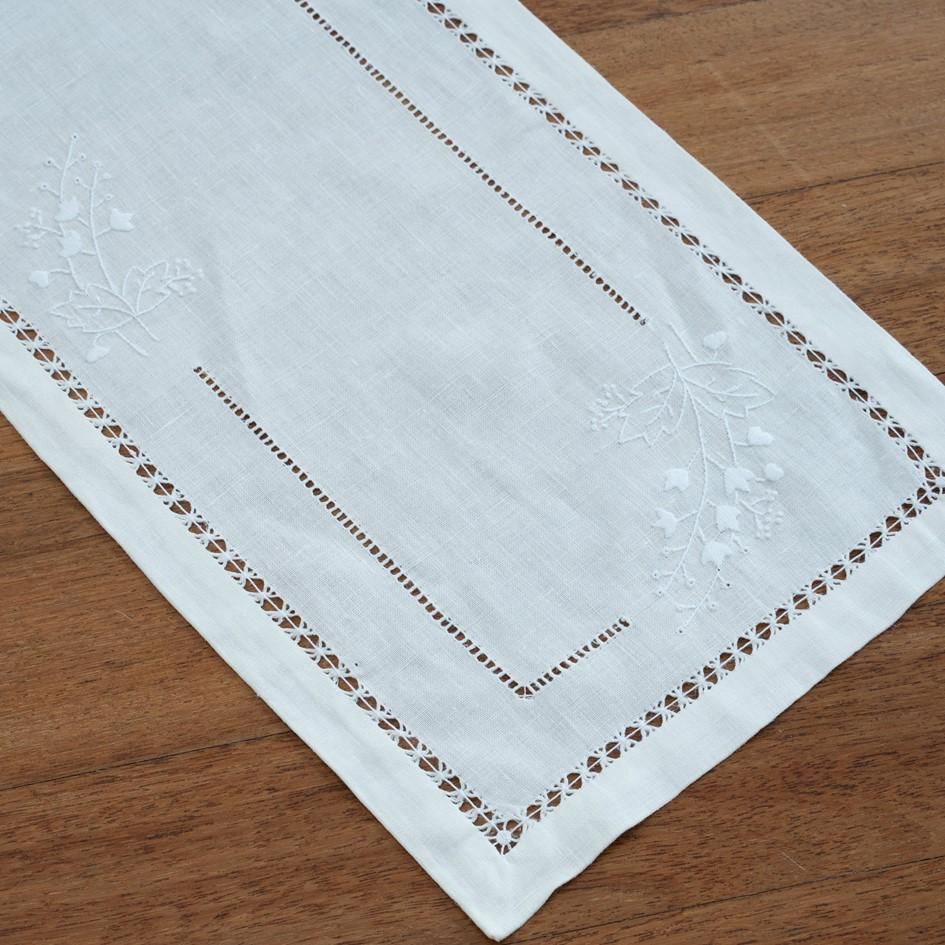 Lace Embroidery Hand Embroidery Linen Table Runner (Beige)