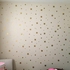 ملصقات حائط DCTOP Stars (124 ملصقات) ملصقات جدارية قابلة للإزالة ديكور منزلي سهل التقشير لاصقة جدران مطلية من الفينيل المعدني ملصق ديكور جداري بولكا للأطفال في غرفة نوم الأطفال (نجوم ذهبية)