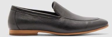 حذاء تشوكا مصنوع من جلد سويدي صناعي وبتصميم من دون رباط أسود