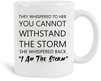مج قهوة سيراميك بتصميم مطبوع بعبارة "They Whispered To Her You Cannot Withstand The Storm She Whispered Back I Am The Storm" لشرب القهوة والشاي، هدية بمناسبة السنة الجديدة وعيد الحب، ابيض، 11 اونصة
