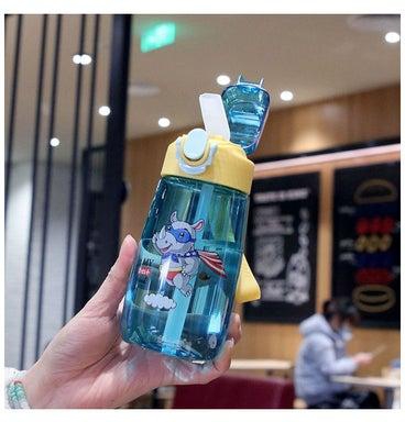 زجاجة مياه بتصميم رسومات كرتونية مع ماصة