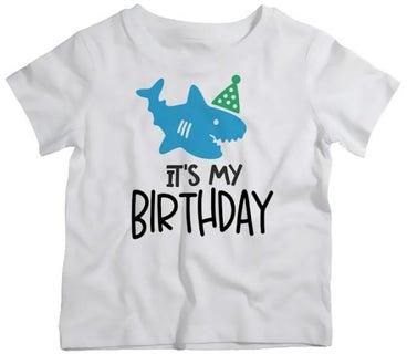 تيشيرت بطبعة تحمل عبارة "Its My Birthday Shark" أبيض/أزرق/أسود/أصفر