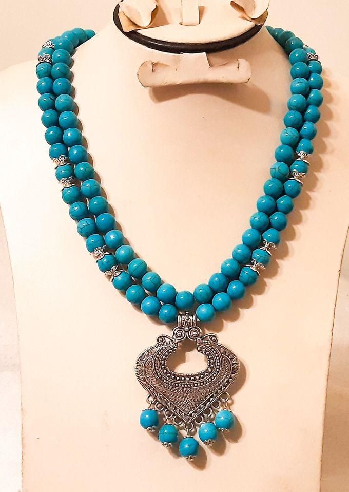 A Beautiful Necklace Of Turquoise Beads With Beautiful Pandent