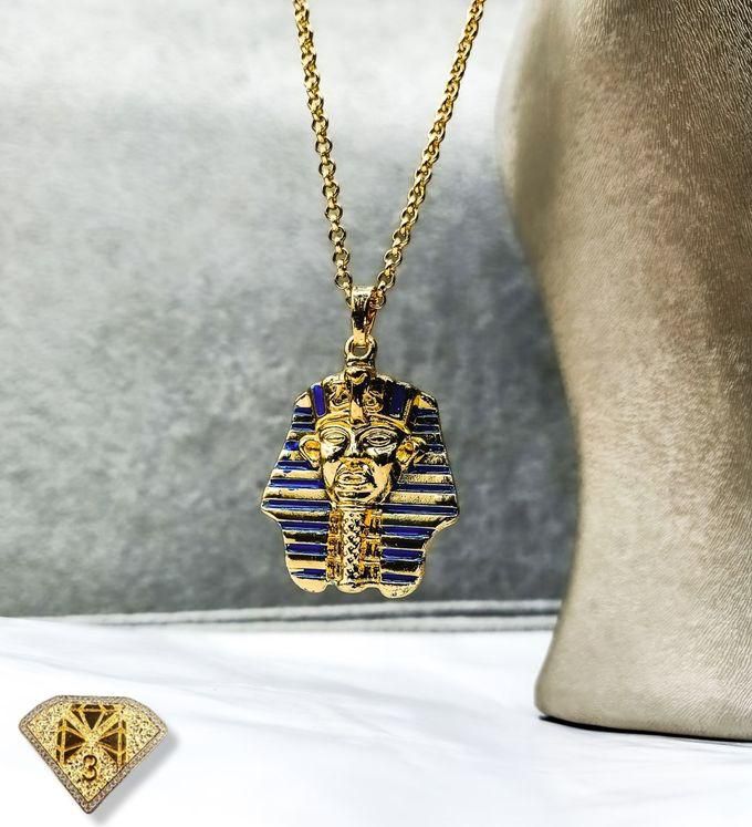 3Diamonds عقد سلسلة بقلادة مطلية بالذهب على شكل فرعوني - احتضان مصر القديمة