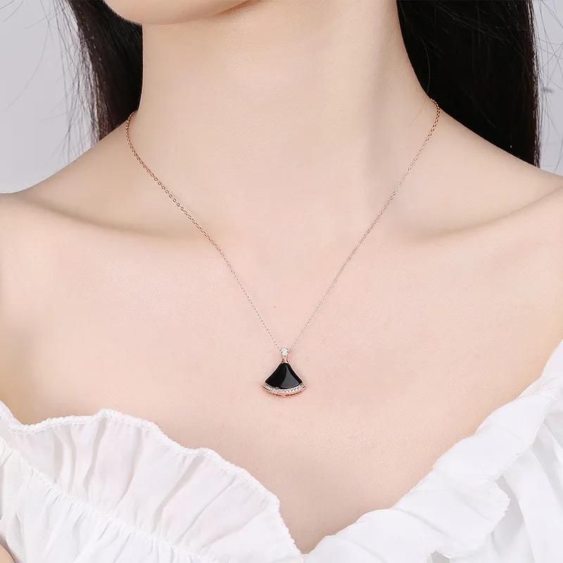 Fashionable and trendy Spicy Girls' White Fritillaria Fan shaped Small Skirt Necklace in an insky and luxurious design. Shell collarbone chain