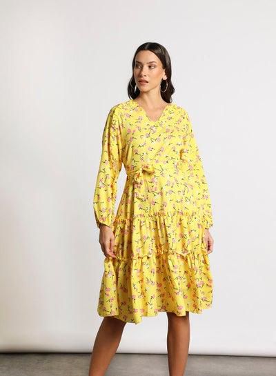 فستان قصير ذو طبقات وبطول أسفل الركبة مزين بكشكشة ونقشة زهور طبعة زهور بلون أصفر