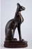 تمثال كبير فريد من نوعه على شكل قطة سوداء مع جعران على صدرها، رموز نقوش هيروغليفية حول القاعدة، صنع في مصر
