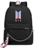 حقيبة ظهر للسفر مزوّدة بمنفذ شحن USB وتحمل شعار فرقة BTS أسود