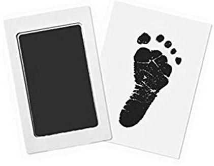 مجموعة مكونة من بطاقتين لبصمات اليد والقدم لحديثي الولادة، للاستخدام مرتين، مع وسادة حبر آمنة "كلين تاتش"، لون أسود